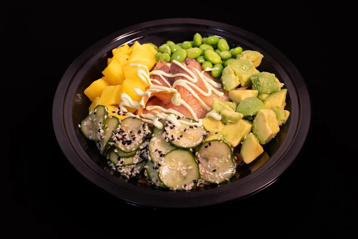 Roma Salmon Pokeball cu somon, mango și avocado